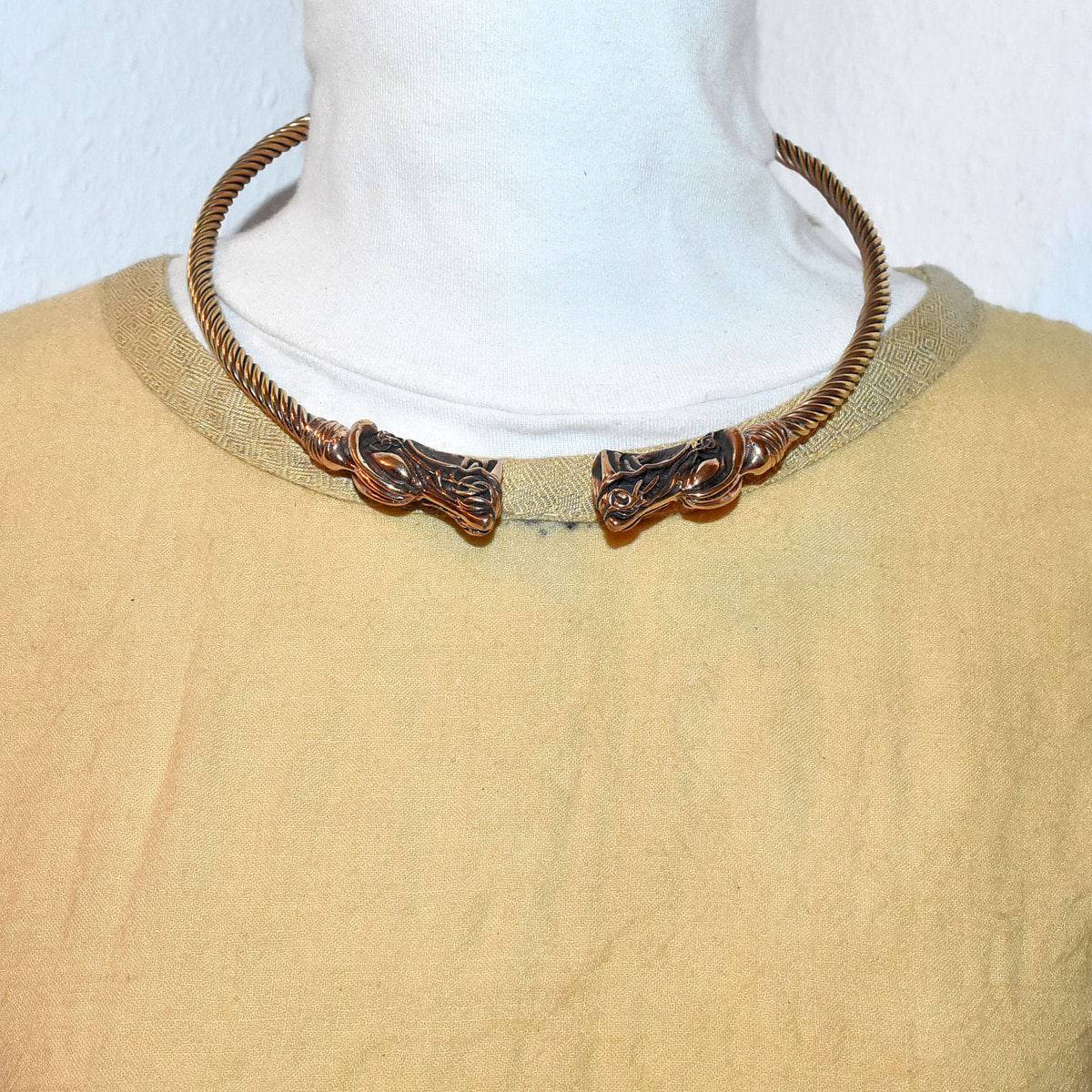 Tragebild des Wikinger Drachen-Torque aus Bronze