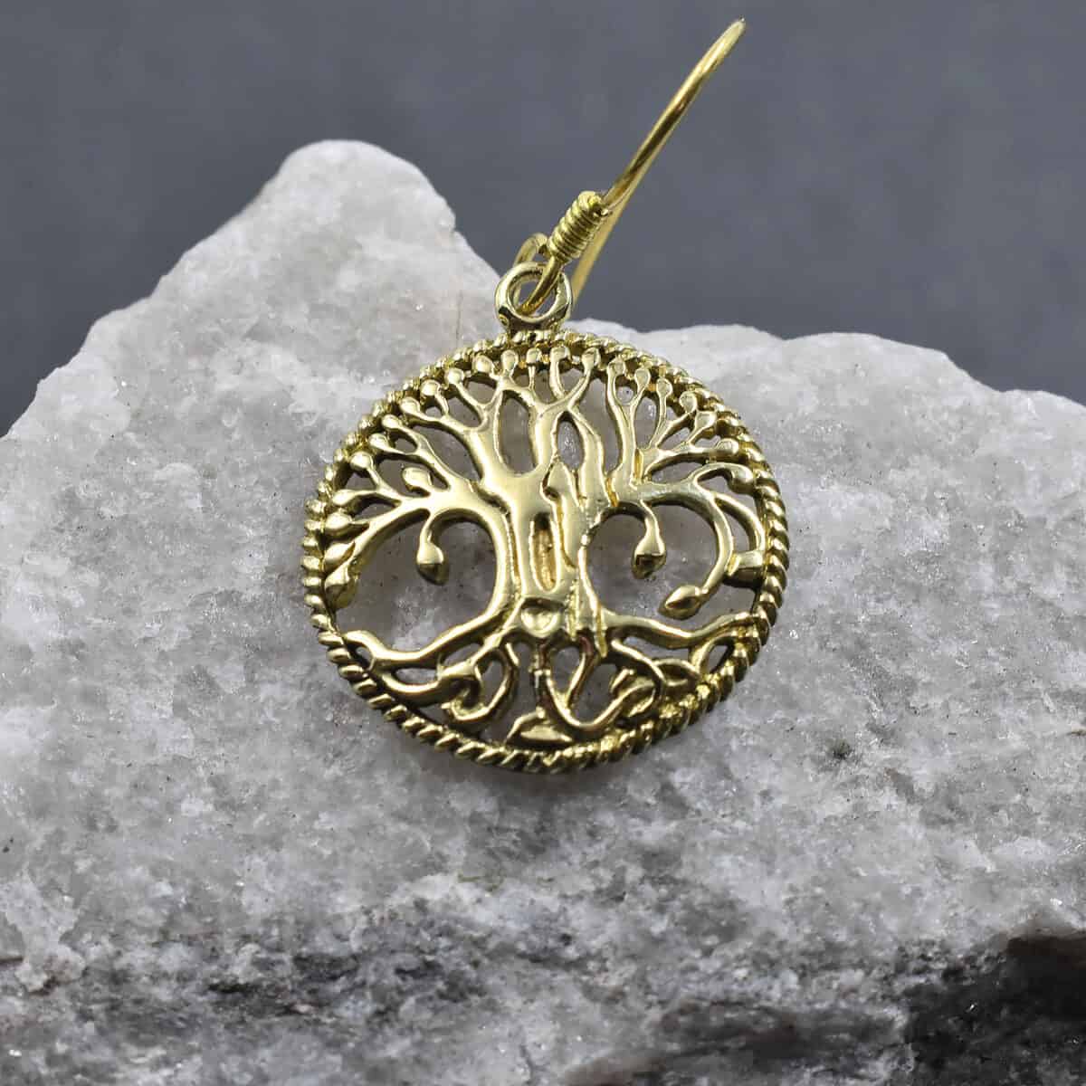 Yggdrasil Ohrringe aus Bronze auf einem Stein