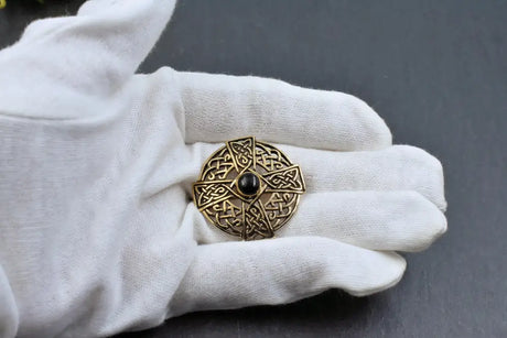 Keltische bronzebrosche mit edelstein - brosche