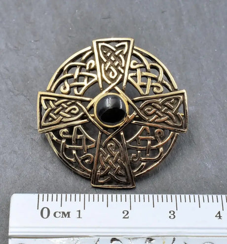 Keltische bronzebrosche mit edelstein - brosche