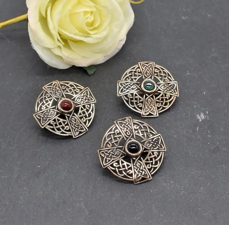 Keltische bronzebrosche mit edelstein - brosche