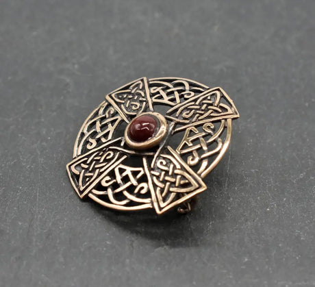 Keltische bronzebrosche mit edelstein - brosche