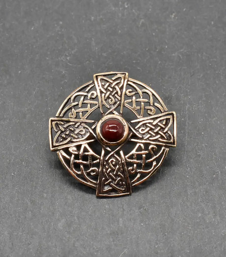 Keltische bronzebrosche mit edelstein - rot - brosche