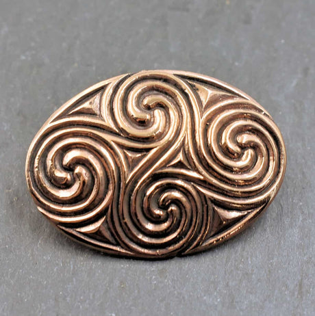 Keltische brosche mit spiralmuster