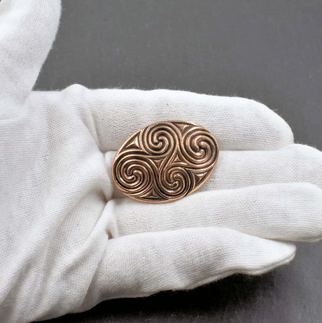Keltische brosche mit spiralmuster