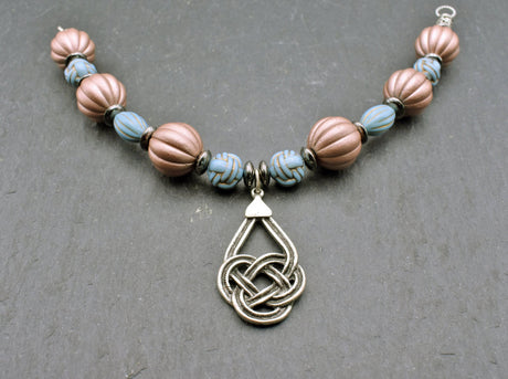 Keltische fibelkette mit keltenknoten anhänger in rosa und hellblau