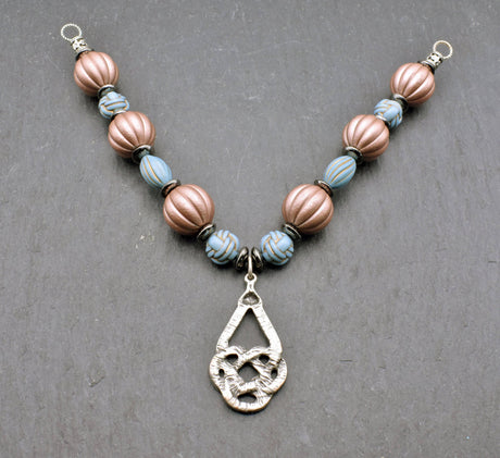 Keltische fibelkette mit keltenknoten anhänger in rosa und hellblau