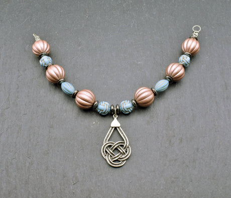 Keltische fibelkette mit keltenknoten anhänger in rosa und hellblau