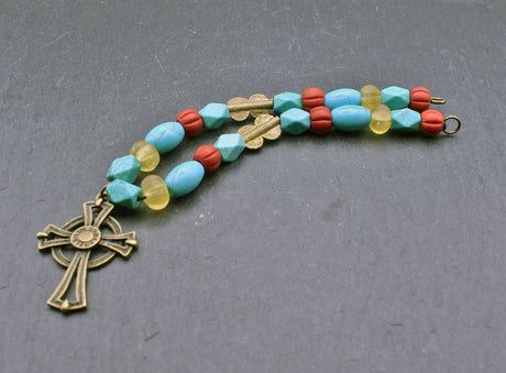 Keltische fibelkette mit kreuz und türkisfarbenen perlen
