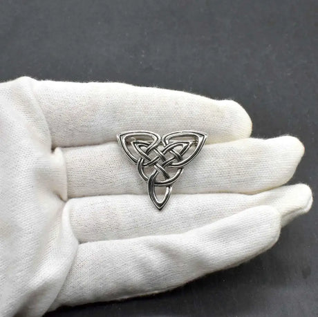 Keltische knotenbrosche aus 925er sterling silber - brosche