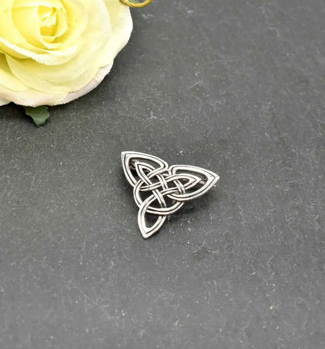 Keltische knotenbrosche aus 925er sterling silber - brosche