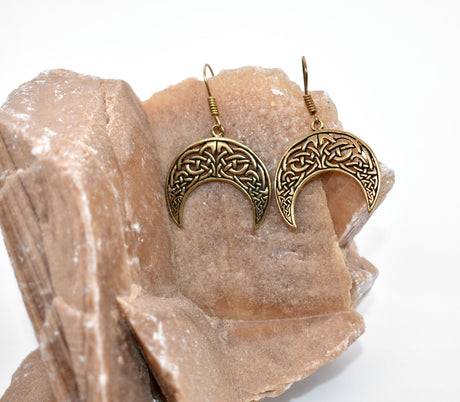 Keltische lunula ohrringe aus bronze mit knotenmotiv