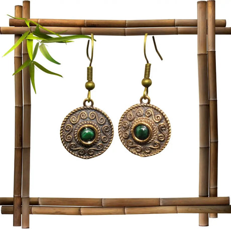 Keltische ohrringe aus bronze mit malachit oder jaspis