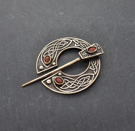 Keltische omega-fibel aus bronze mit edelsteinen - fibel