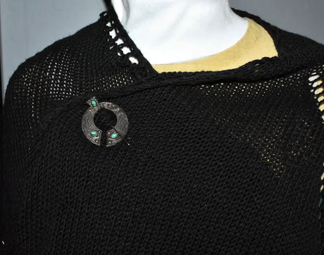 Keltische omega-fibel aus bronze mit edelsteinen - fibel