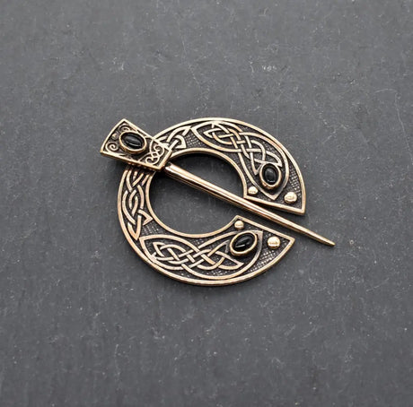 Keltische omega-fibel aus bronze mit edelsteinen - fibel