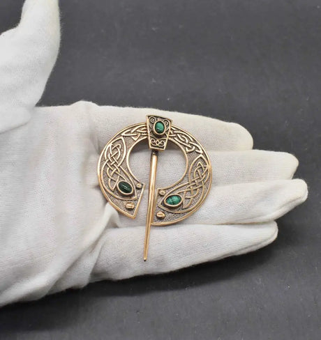 Keltische omega-fibel aus bronze mit edelsteinen - fibel