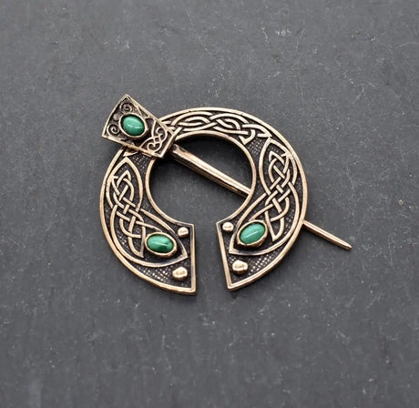 Keltische omega-fibel aus bronze mit edelsteinen - grün - fibel
