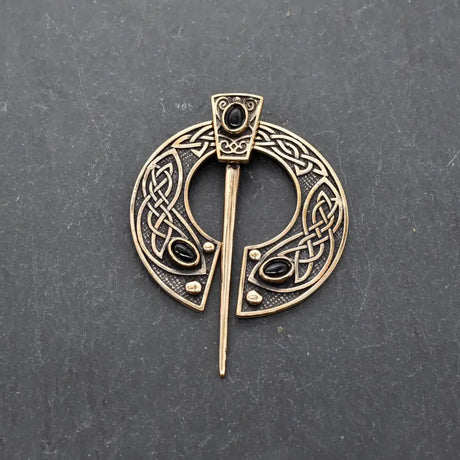 Keltische omega-fibel aus bronze mit edelsteinen - schwarz - fibel