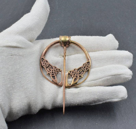 Keltische ringfibel aus bronze mit knotenmuster - penannular