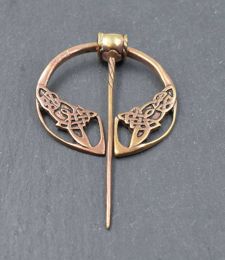 Keltische ringfibel aus bronze mit knotenmuster - penannular