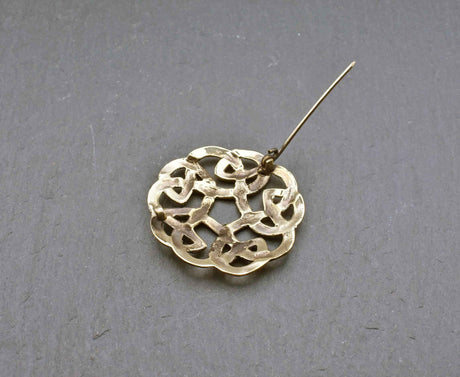 Keltische rundfibel aus bronze mit flechtknoten - brosche