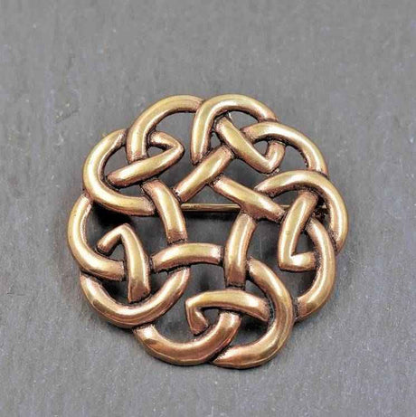 Keltische rundfibel aus bronze mit flechtknoten - brosche