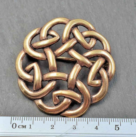 Keltische rundfibel aus bronze mit flechtknoten - brosche