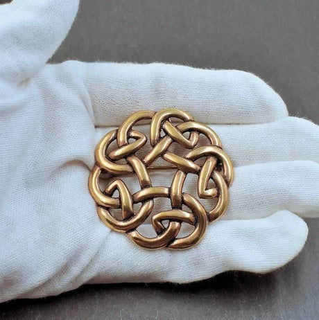 Keltische rundfibel aus bronze mit flechtknoten - brosche