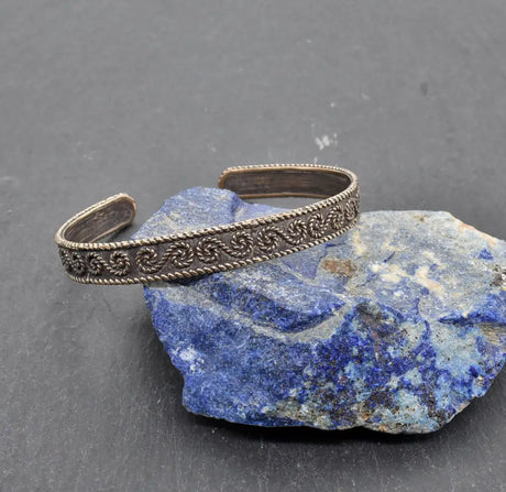 Keltischer bronzearmreif mit traditionellem muster