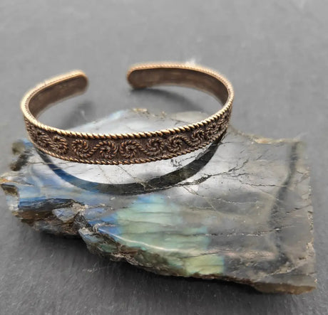Keltischer bronzearmreif mit traditionellem muster