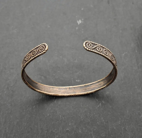 Keltischer bronzearmreif mit traditionellem muster