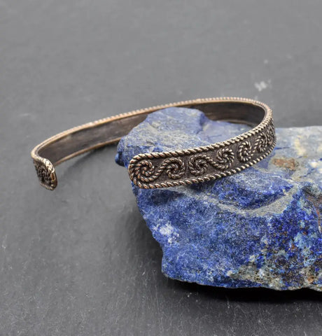 Keltischer bronzearmreif mit traditionellem muster