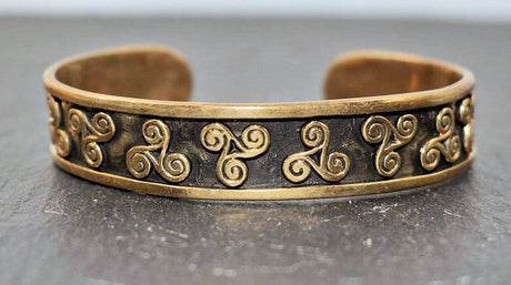 Keltischer bronzearmreif mit triskelen