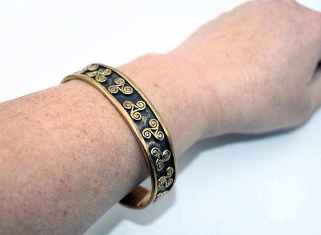 Keltischer bronzearmreif mit triskelen