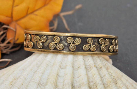 Keltischer bronzearmreif mit triskelen