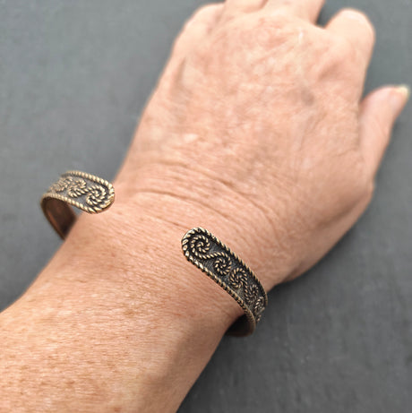 Tragebild des Keltischen Bronzearmreif mit S-Spiral-Ornament
