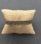 Keltischer Bronzearmreif mit S-Spiral-Ornament

Dieser offene Bronzearmreif aus Schmuckbronze ist rundum mit einem geschwungenen Spiral- und Rankenmuster verziert. Die erhabenen Ornamente heben sich durch die dunkel abgesetzten Vertiefungen deutlich von der warmen Bronzeoberfläche ab.