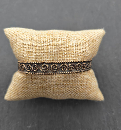 Keltischer Bronzearmreif mit S-Spiral-Ornament

Dieser offene Bronzearmreif aus Schmuckbronze ist rundum mit einem geschwungenen Spiral- und Rankenmuster verziert. Die erhabenen Ornamente heben sich durch die dunkel abgesetzten Vertiefungen deutlich von der warmen Bronzeoberfläche ab.