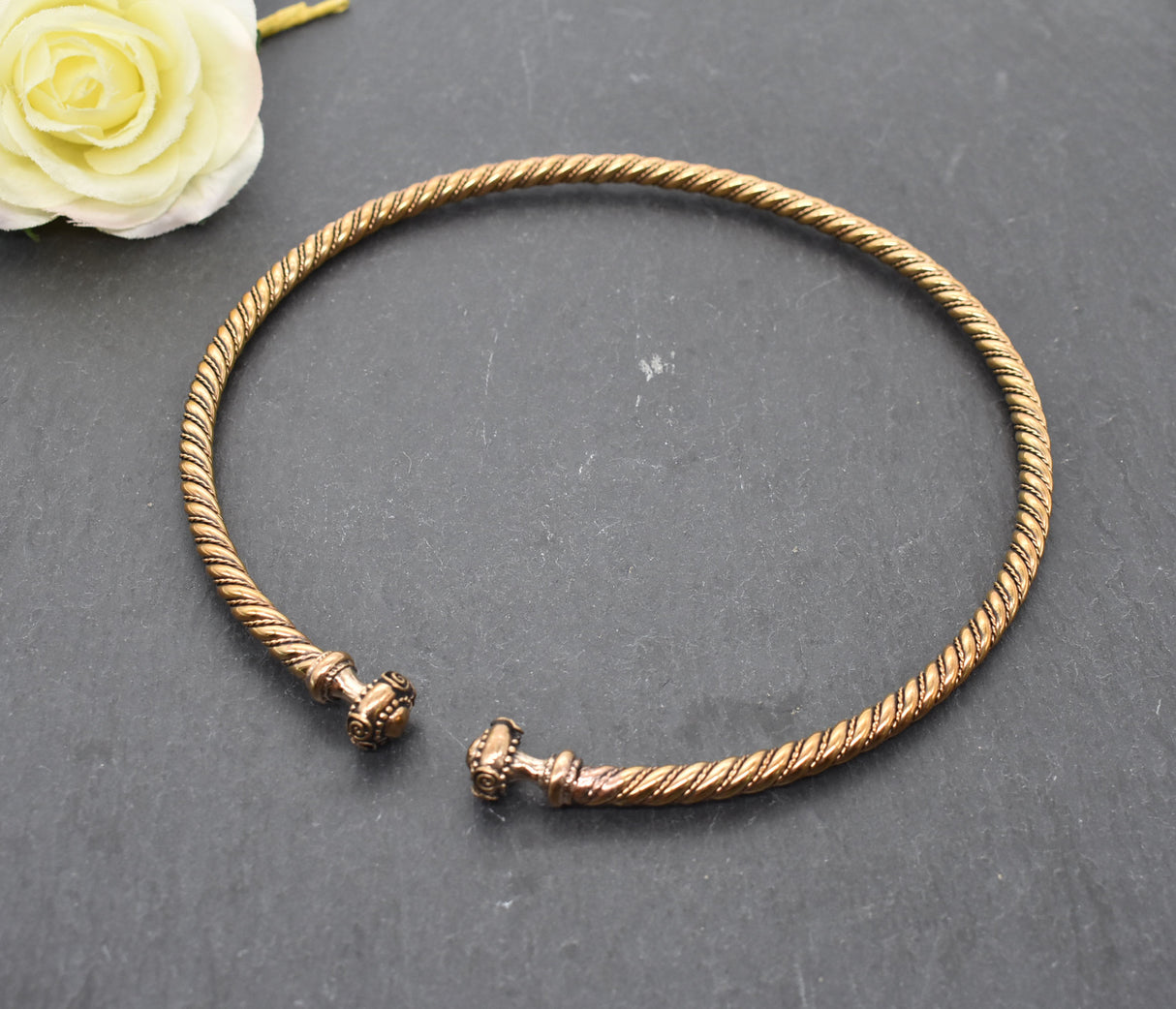 Keltischer Torque aus Bronze – Halsreif aus der La-Tène-Zeit für Frauen und Männer 