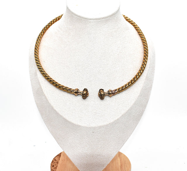 Keltischer Torque aus Bronze – Halsreif aus der La-Tène-Zeit für Frauen und Männer auf einer Büste