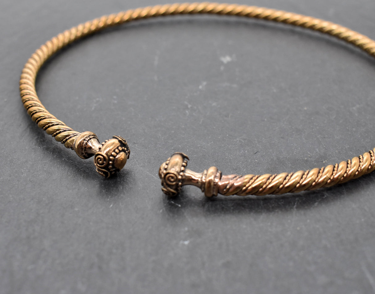 Keltischer Torque aus Bronze – Halsreif aus der La-Tène-Zeit für Frauen und Männer 