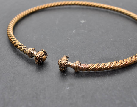 Keltischer Torque aus Bronze – Halsreif aus der La-Tène-Zeit für Frauen und Männer 