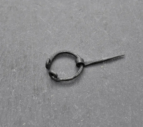Kleine geschmiedete hufeisenfibel der wikinger aus eisen - fibel