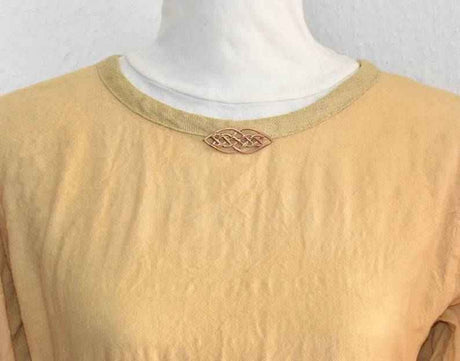 Kleine keltische brosche mit knotenmuster