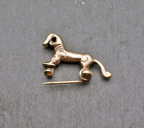 Kleine keltische pferdchenfibel aus bronze - fibel