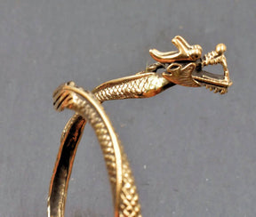 Bronzearmreif mit beweglichem Drachenkopf aus Bronze