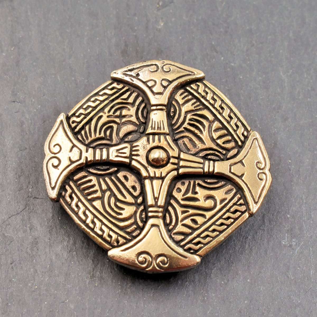 Große keltische Brosche in Schildform mit einem keltischen Muster und aufgebrachten Kreuz, aus massiver Bronze