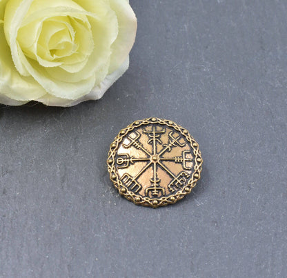 Mittelalterliche Brosche mit Vegvisir aus Bronze