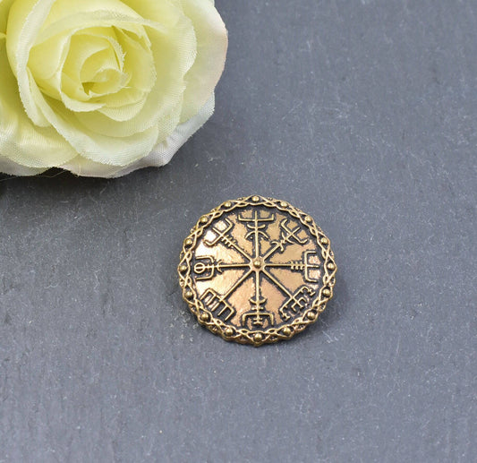 Mittelalterliche Brosche mit Vegvisir aus Bronze